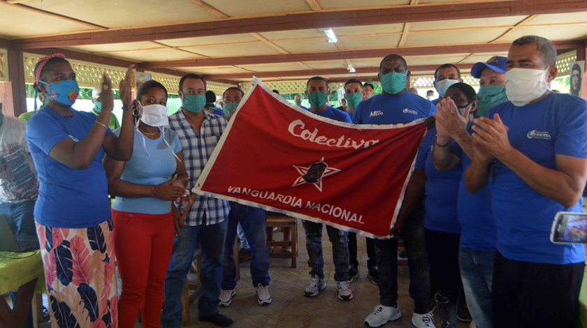 Reciben bandera de Vanguardia Nacional beneficiadores de carbón en Santiago de Cuba